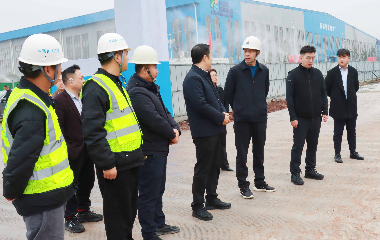 南溪經開區(qū)黨工委副書記、管委會主任李勇一行蒞臨遠東股份宜賓智能產業(yè)園調研指導